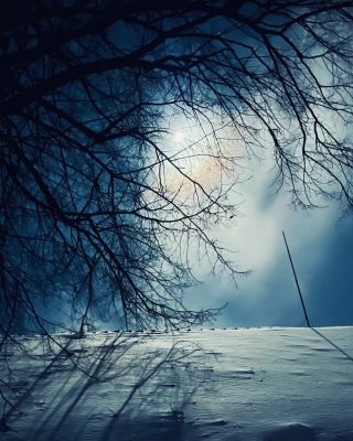 Aktuální pohled ze dvora přes střechu stodoly na měsíc… #mesic #měsíc #stodola #sníh #zima